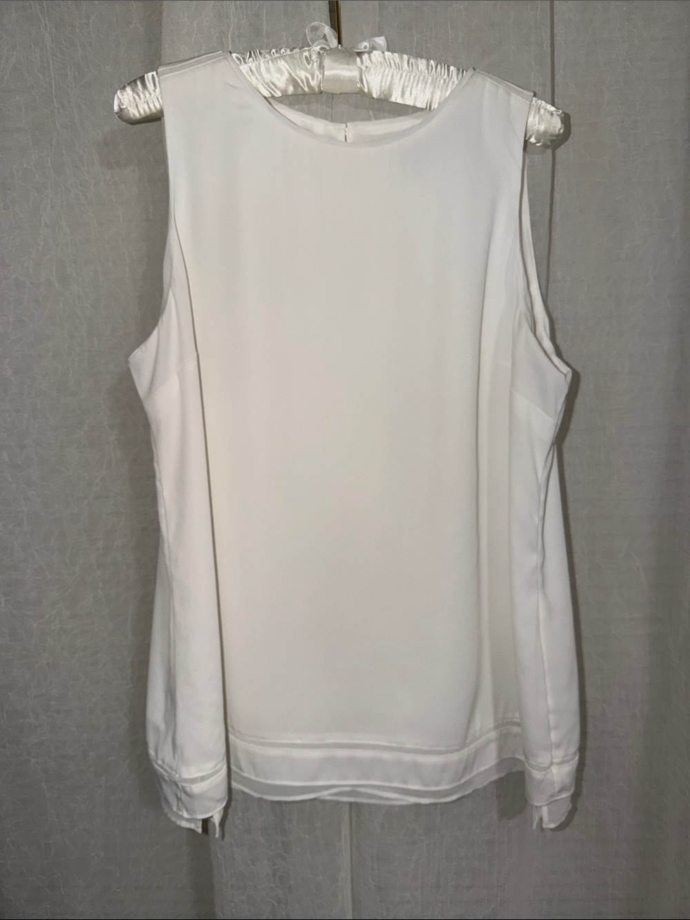 WHBM L White Lined Sleeveless Shell